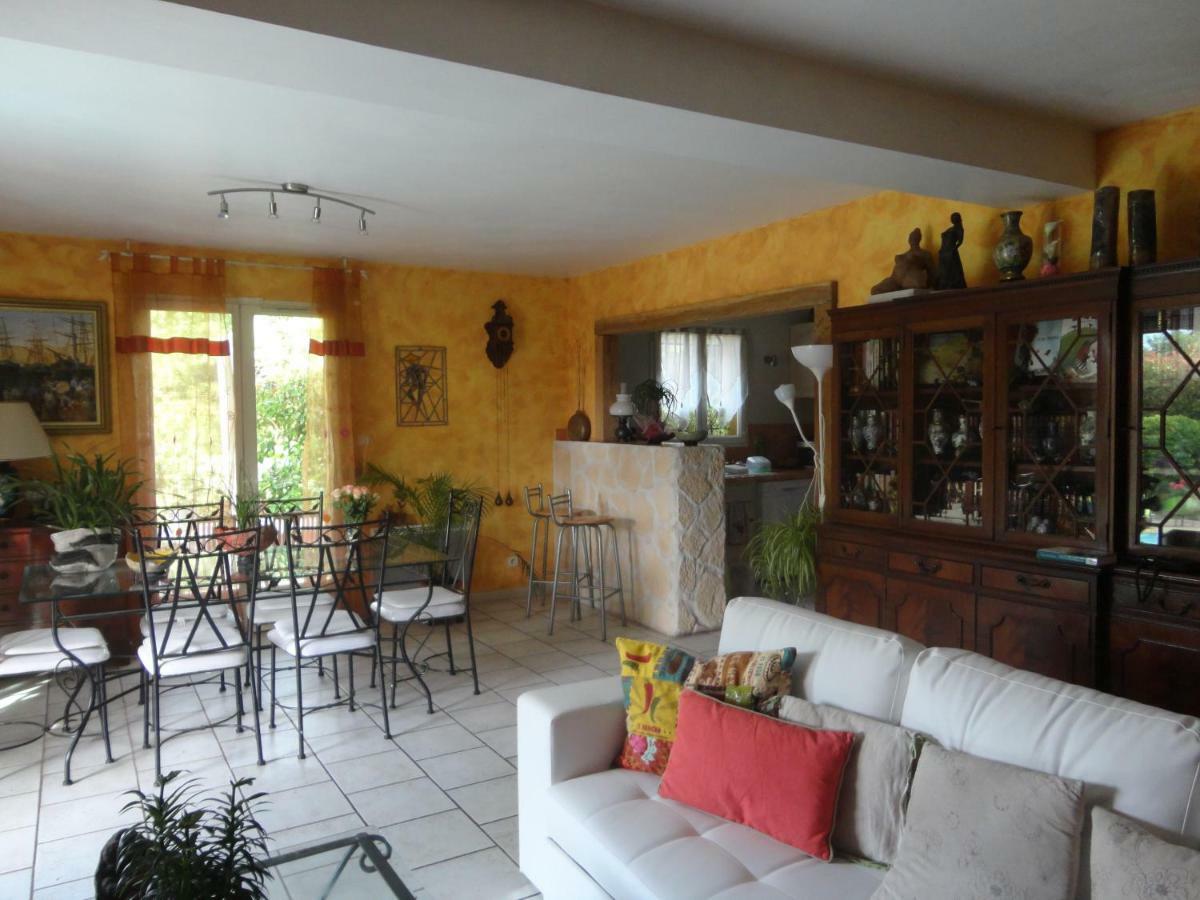 Deux Chambres Chez L'Habitant Dans Villa De Charme Avec Piscine Et Proche Mer Cuers Exterior foto